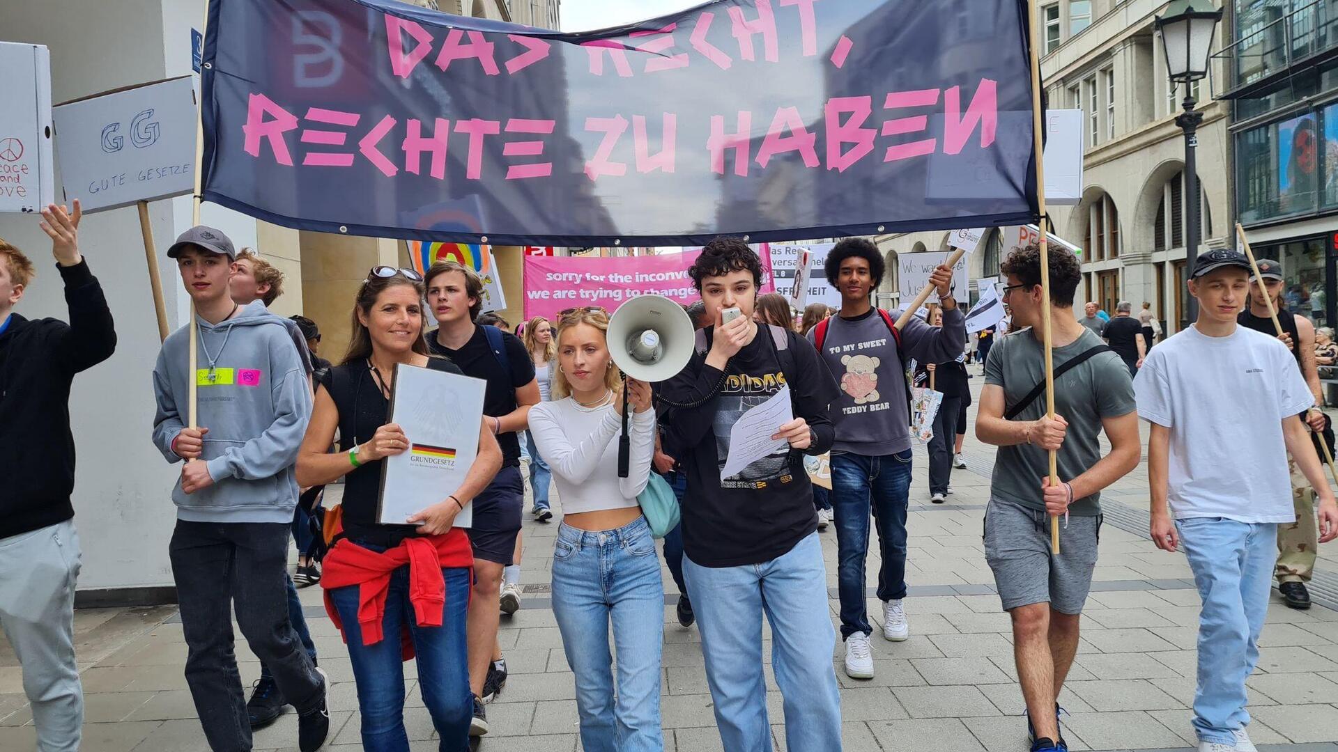 Jugendliche demonstrieren für das Grundgesetz