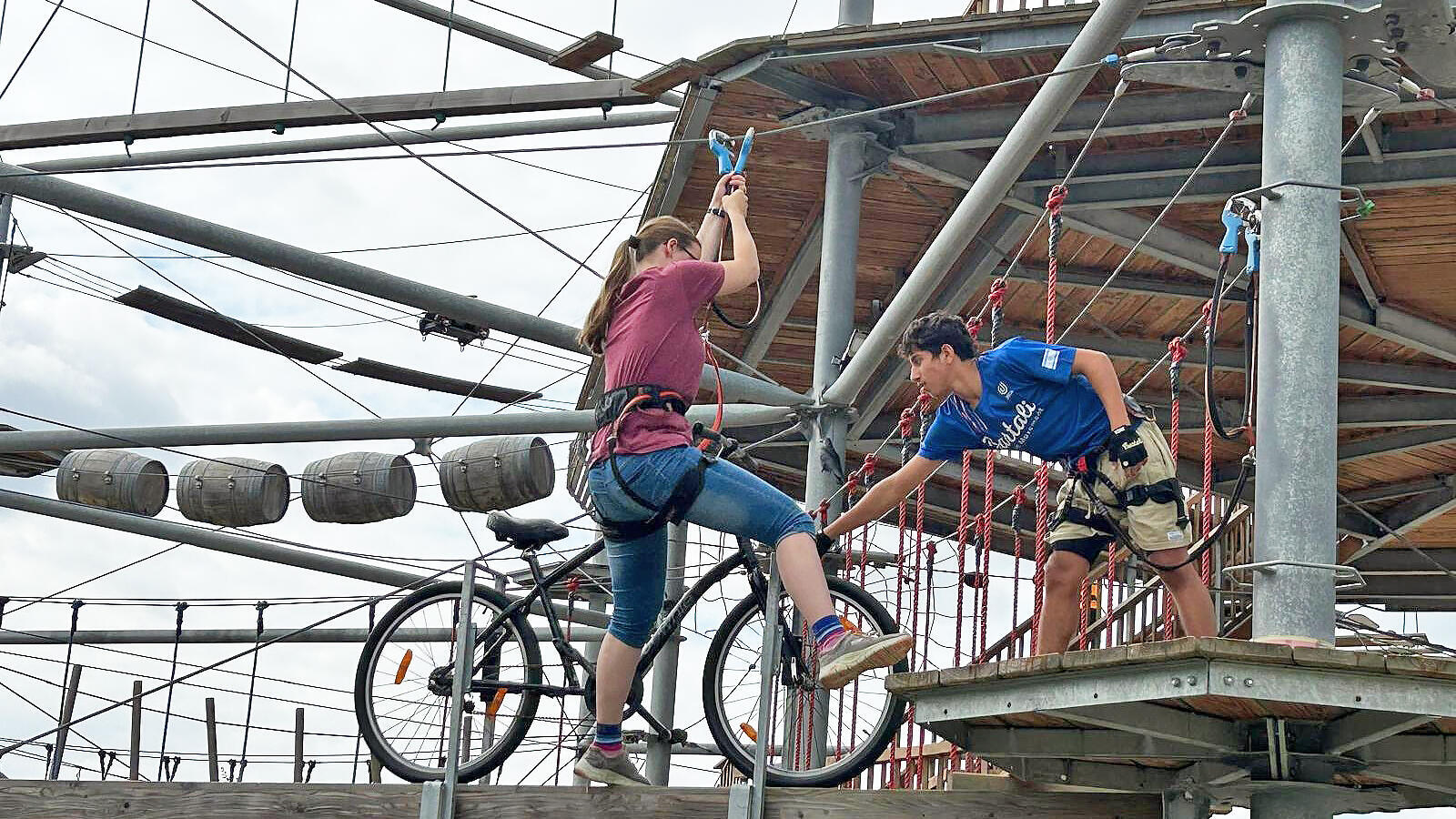Ein Mädchen aus Würzburg und ein Junge aus Ramat Hadassah in Israel mit Fahrrad im Kletterpark