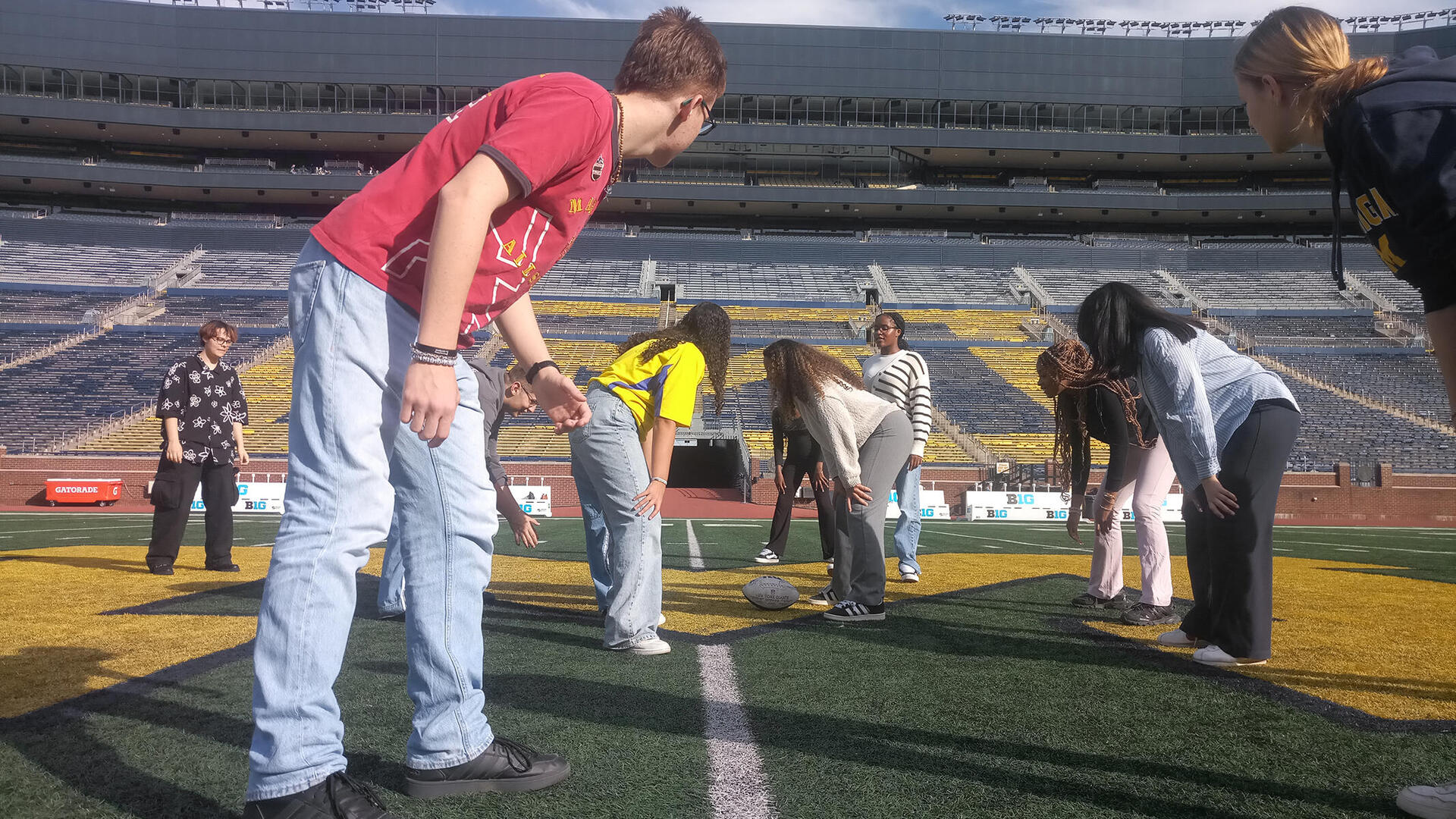 Jugendliche aus München spielen Football im Stadion in Michigan