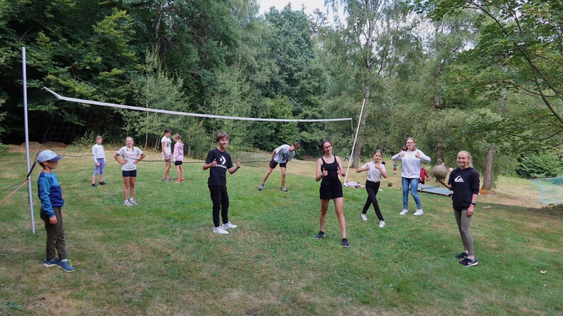 Volleyballspiel auf Rasen