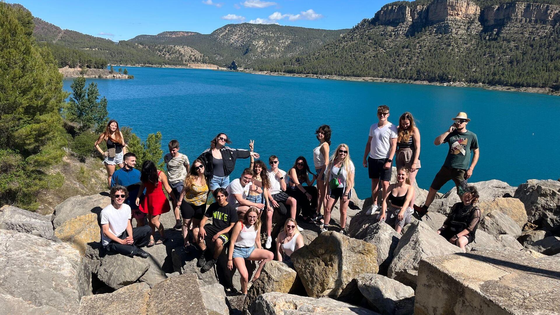 Jugendliche auf Felsen am Bergsee