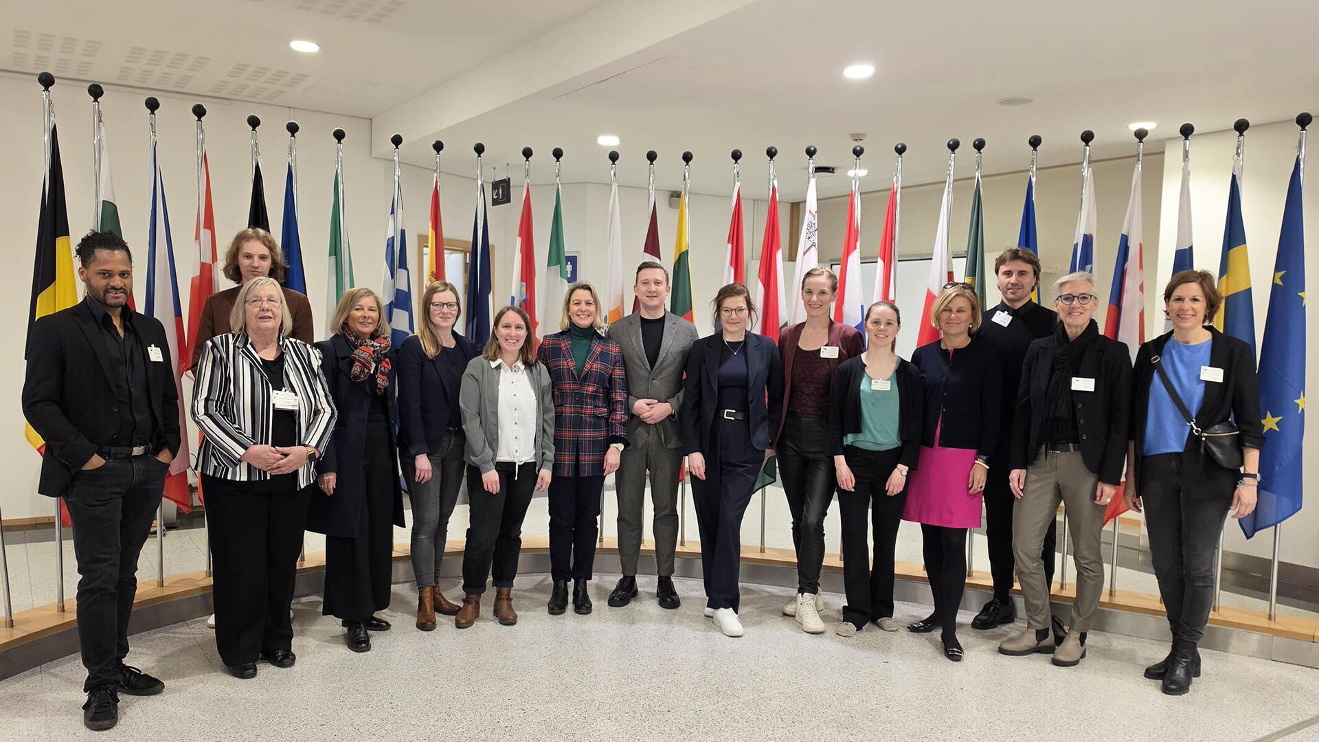 Abgeordnete der Landesparlamente und der Ausschüsse für Bildung, Jugend und Europa im Europaparlament vor Flaggen der europäischen Länder