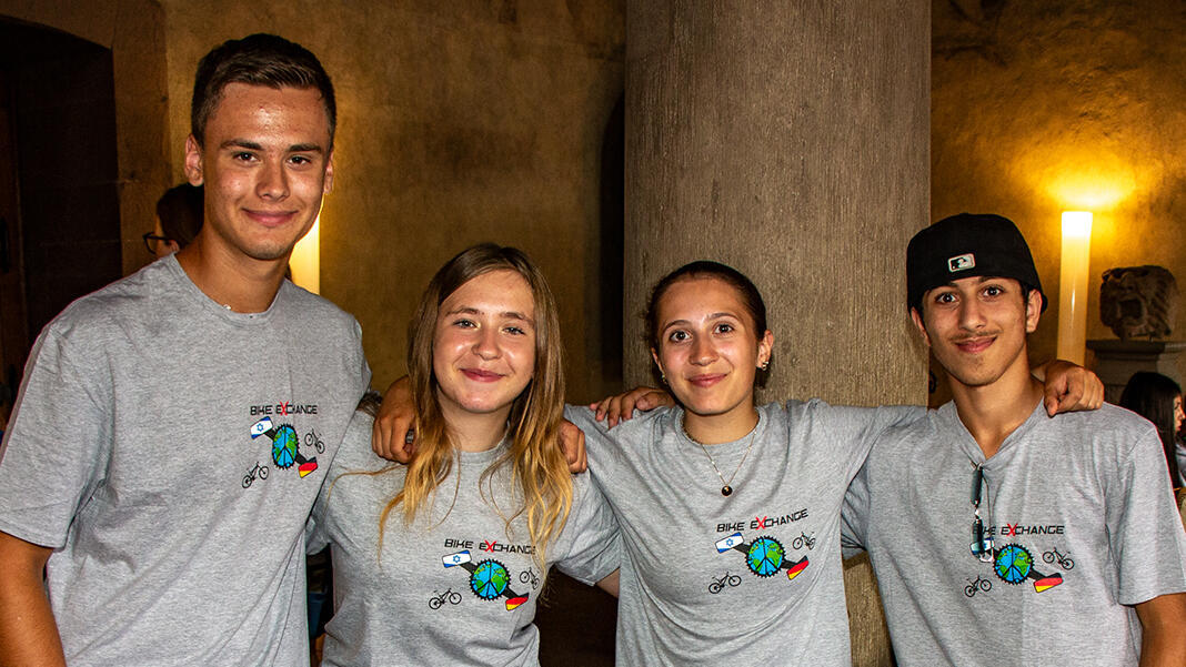 4 Jugendliche aus Israel und Deutschland Arm in Arm