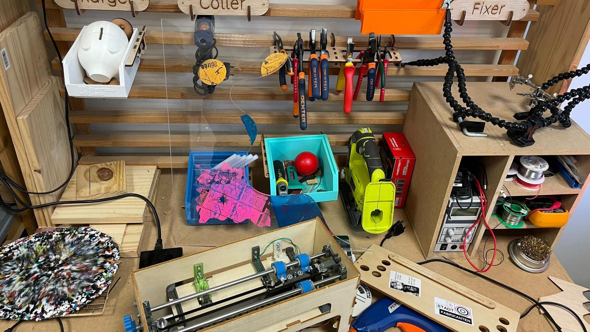 Verschiedene Werkzeuge in Werkbank