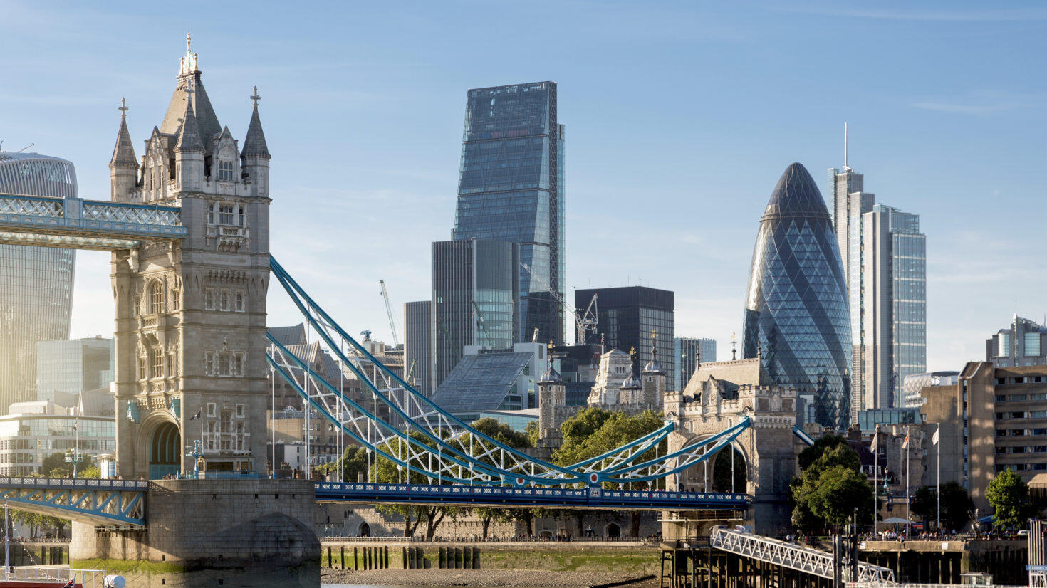 Blick auf den Finanzdistrikt von London und die Tower Bridge