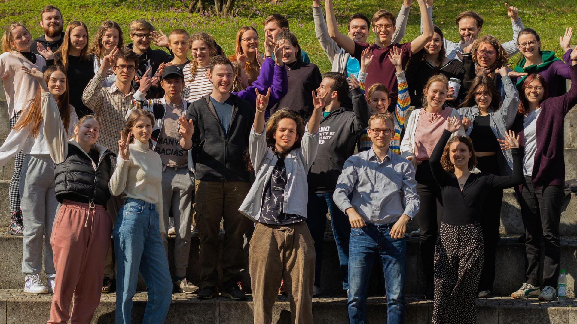 Gruppe junger Menschen Arme hoch